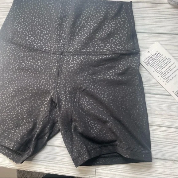 NWT Lululemon Align High-Rise Short 6" Leopard Daisy Emboss Black SIZE 6 - Picture 2 of 13
